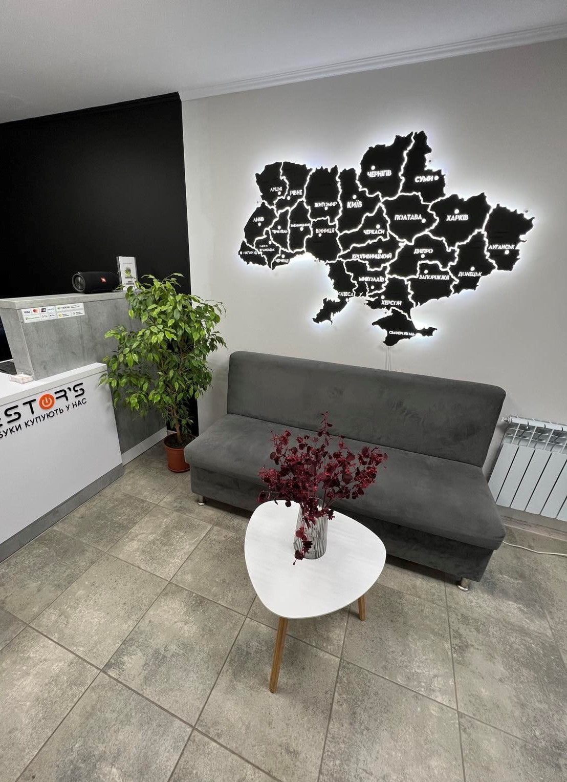 Карта України на акрилі з підсвіткою між областями колір Black