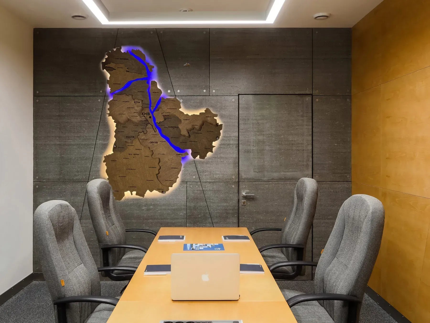 Багатошарова карта Київської області, з підсвіткою річок, колір Палісандр