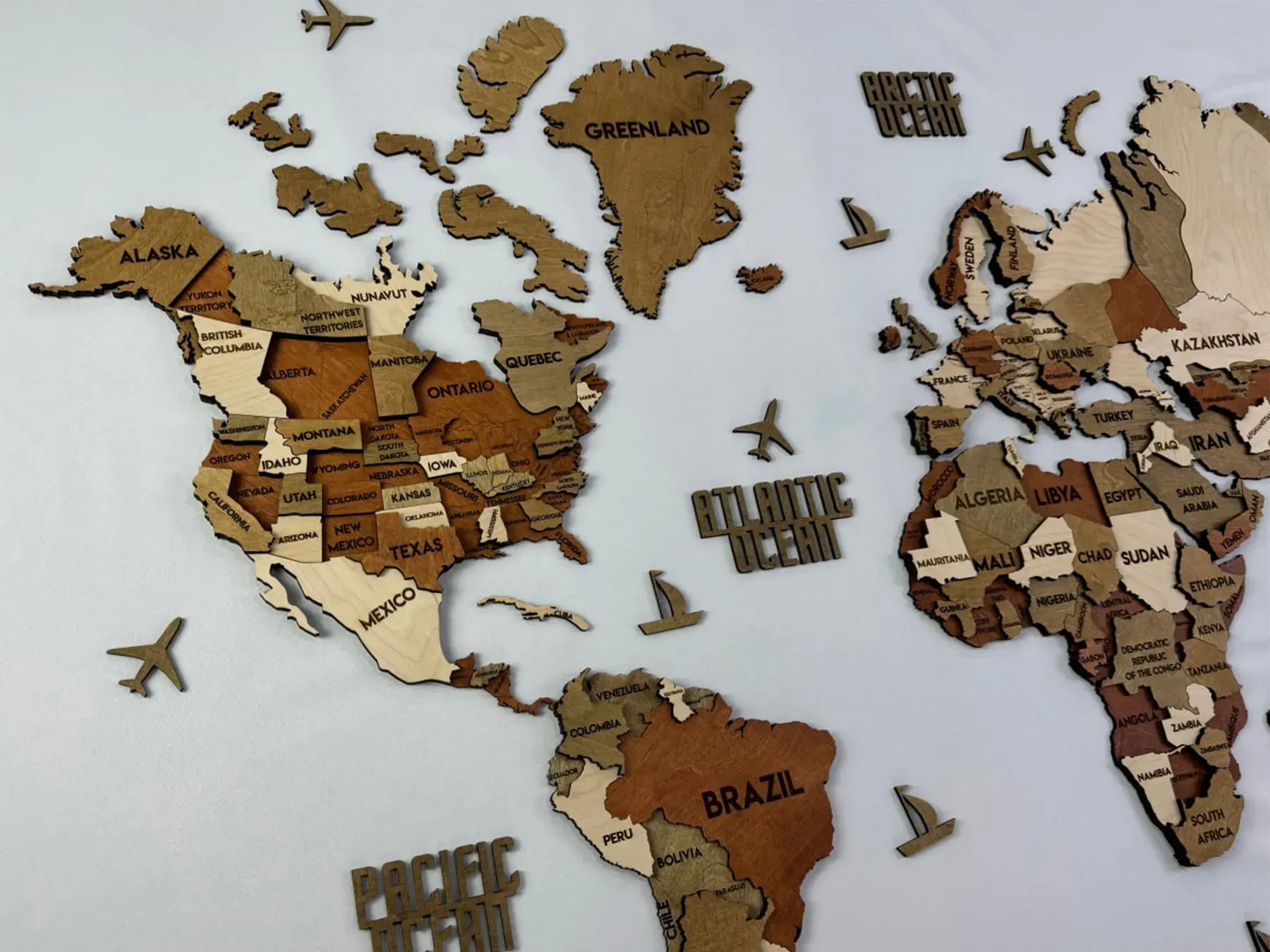 Багатошарова карта світу з дерева колір Memphis