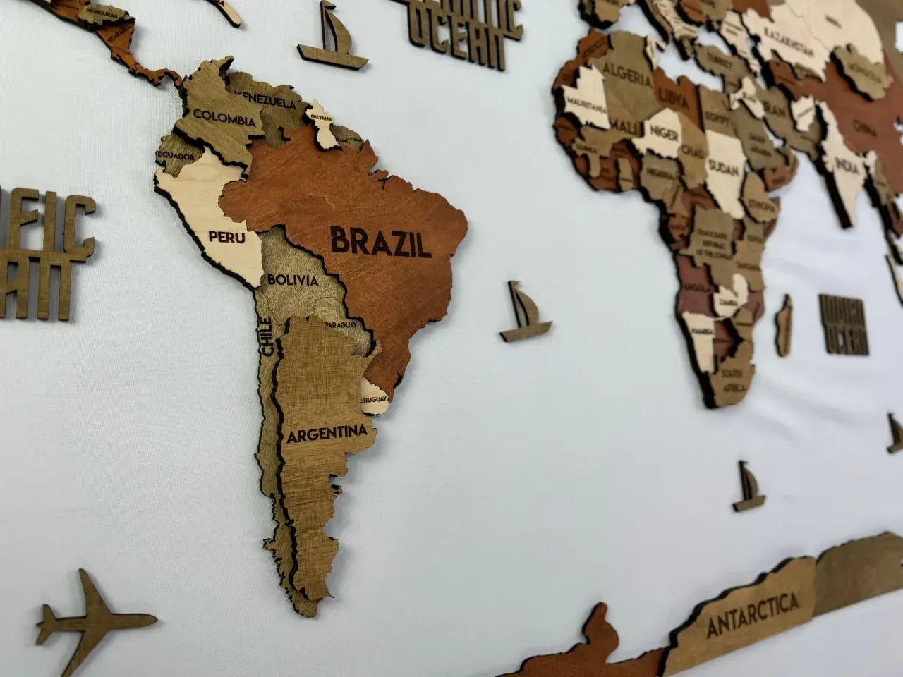 Багатошарова карта світу з дерева колір Memphis