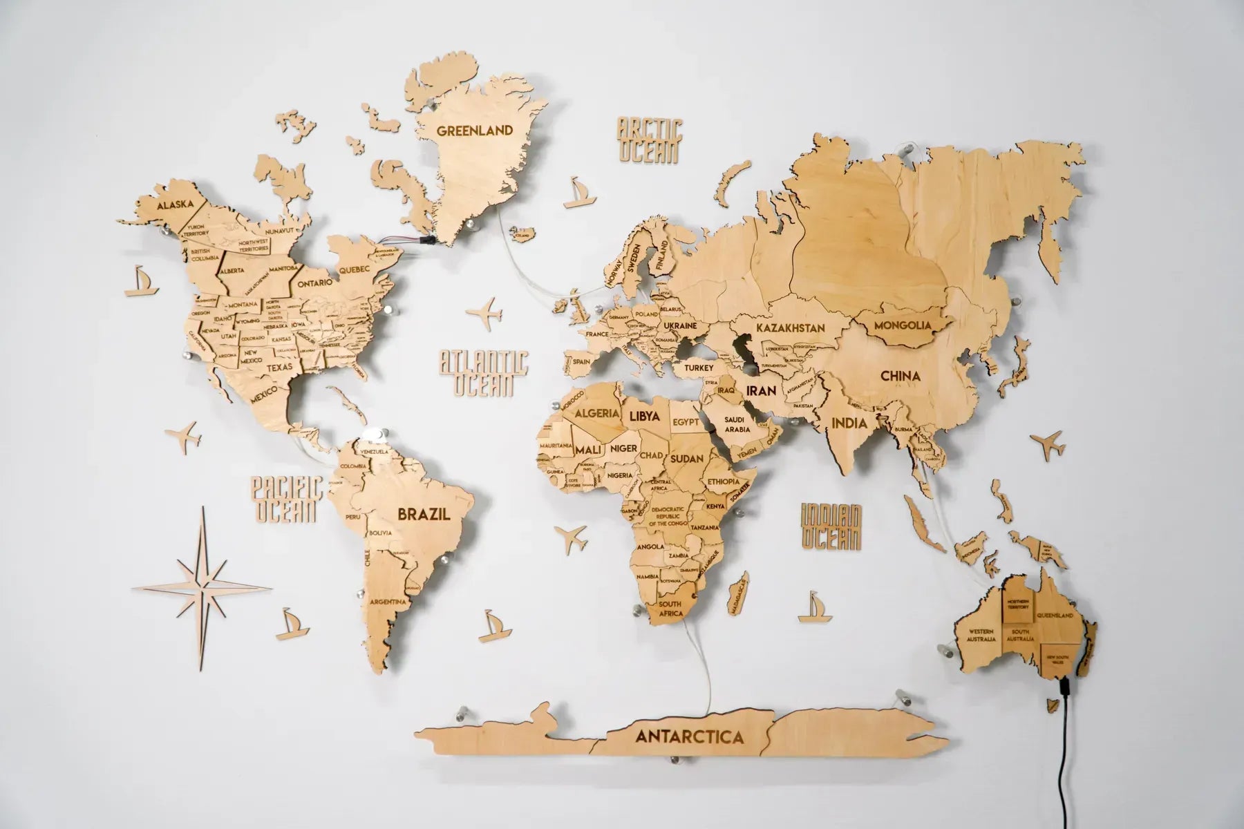 Багатошарова карта світу з підсвіткою колір Natural