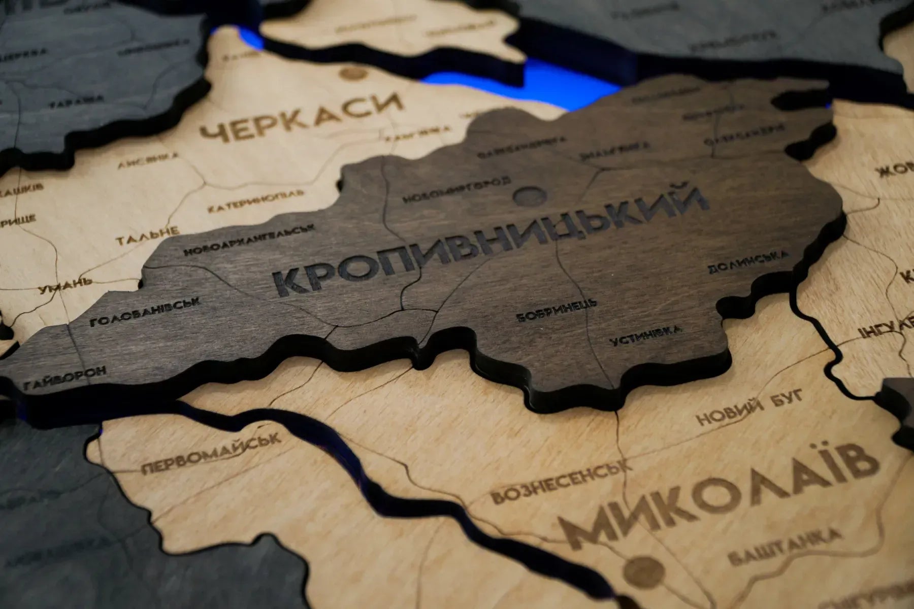 Деталізована карта України з підсвіткою річок та по контуру колір Brut