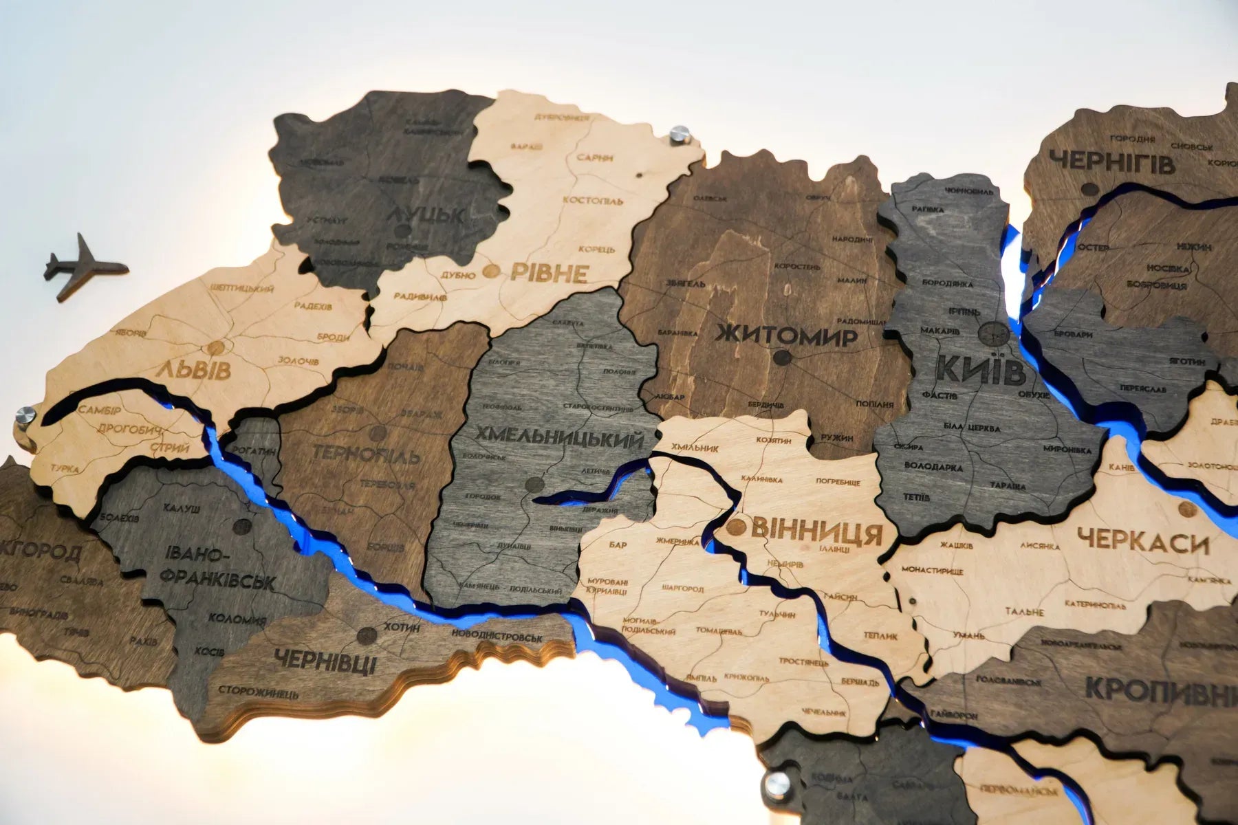 Деталізована карта України з підсвіткою річок та по контуру колір Brut