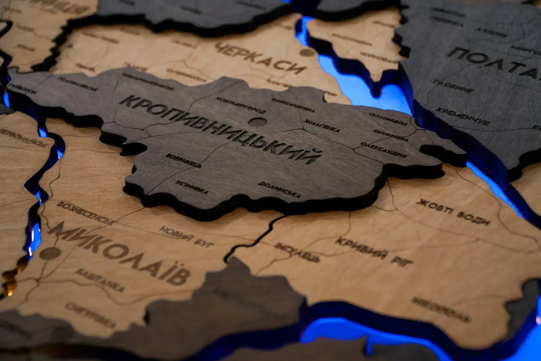 Деталізована карта України з підсвіткою річок та по контуру колір Brut