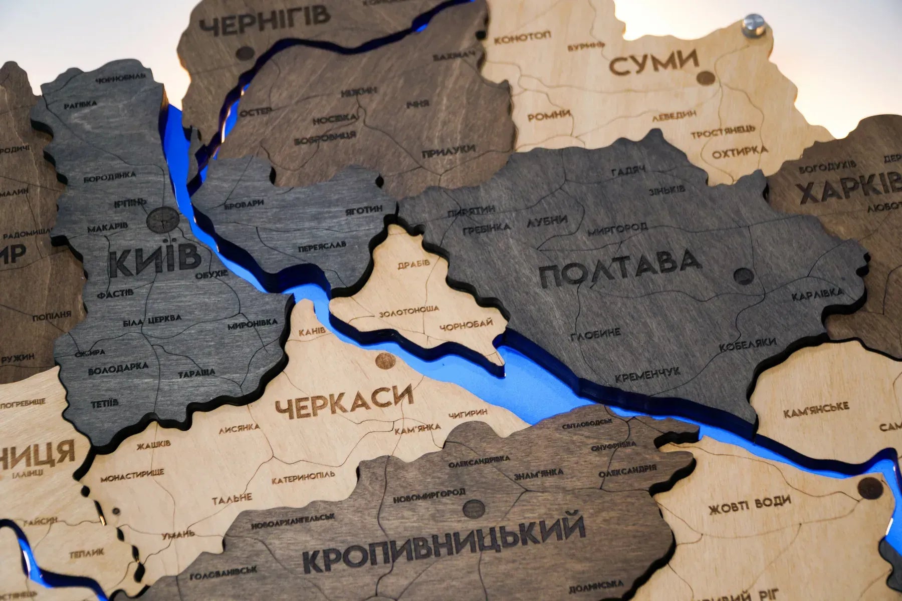 Деталізована карта України з підсвіткою річок та по контуру колір Brut