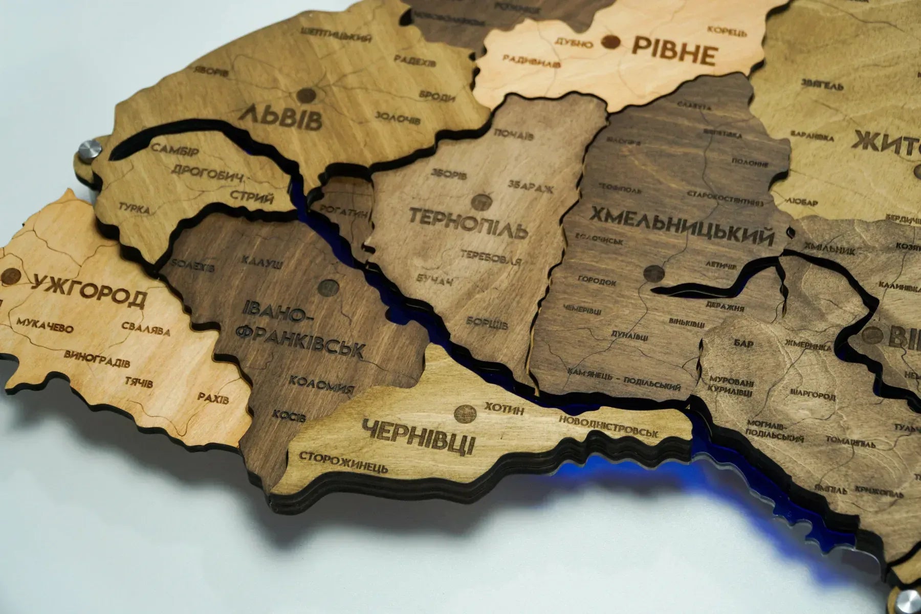 Деталізована карта України з підсвіткою річок та по контуру колір Elis