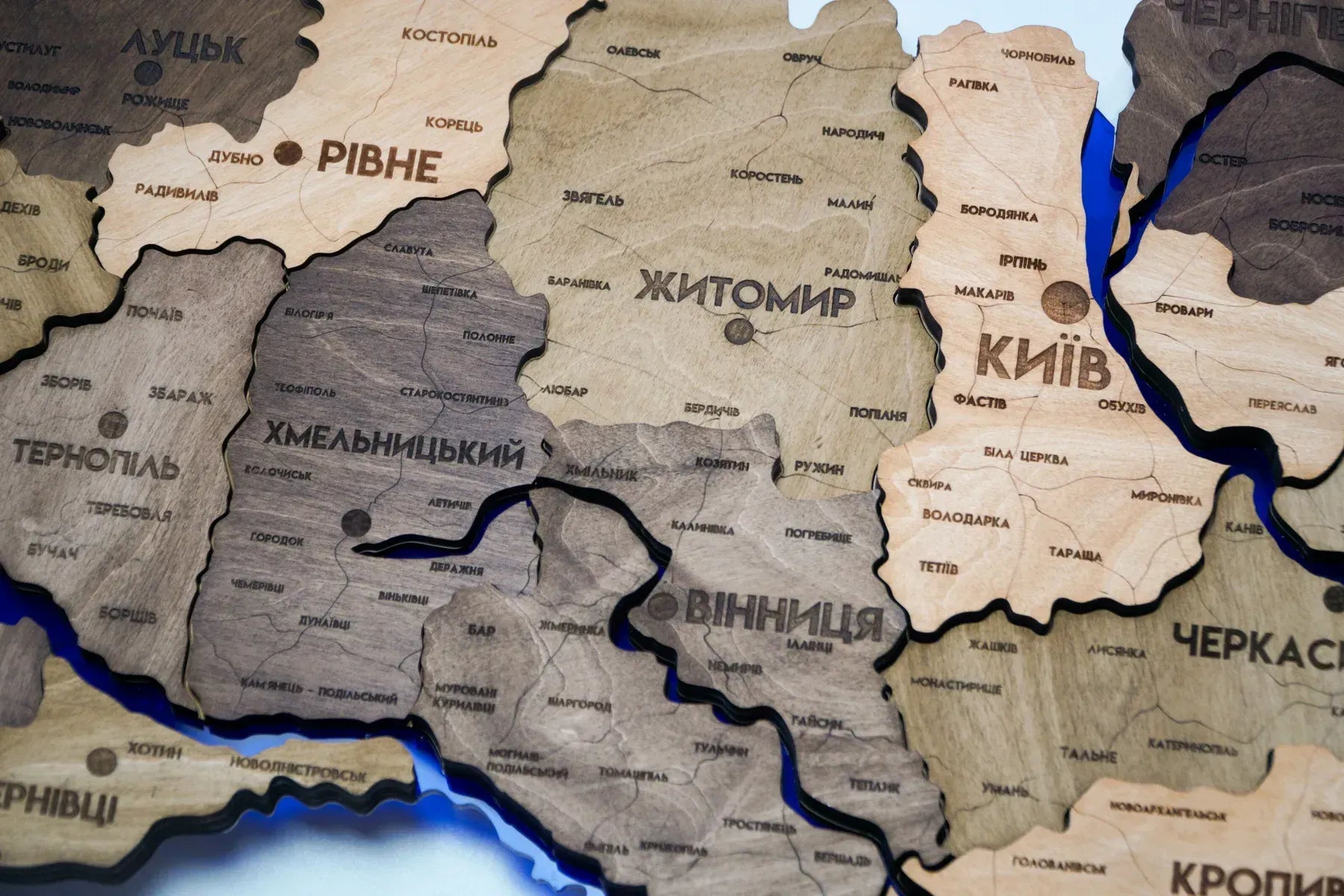 Деталізована карта України з підсвіткою річок та по контуру колір Elis