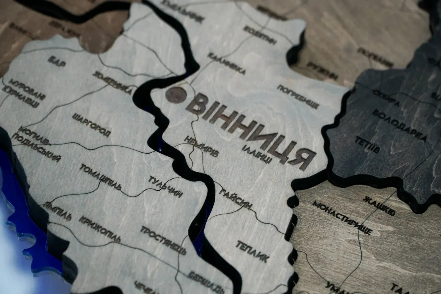 Деталізована карта України з підсвіткою річок та по контуру колір Liberty