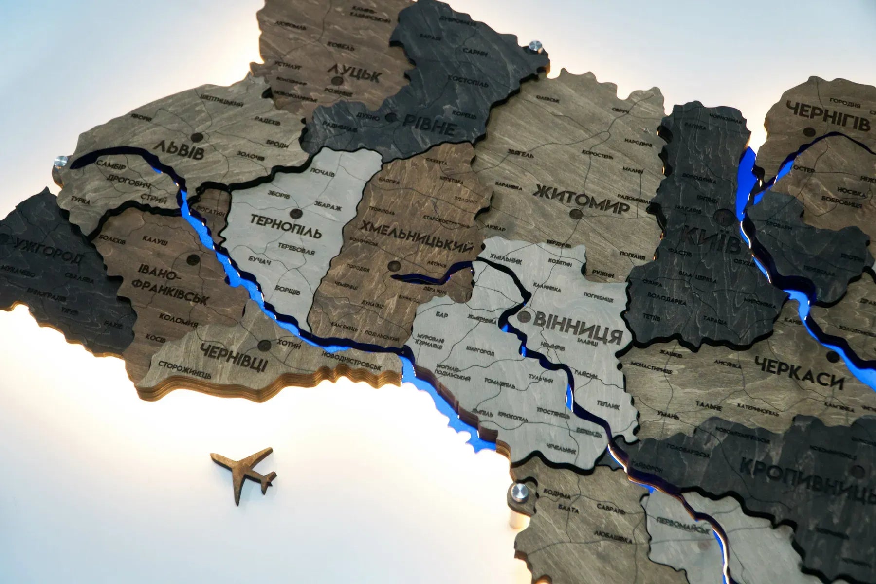 Деталізована карта України з підсвіткою річок та по контуру колір Liberty