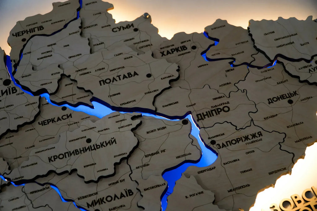 Деталізована карта України з підсвіткою річок та по контуру, колір Natural