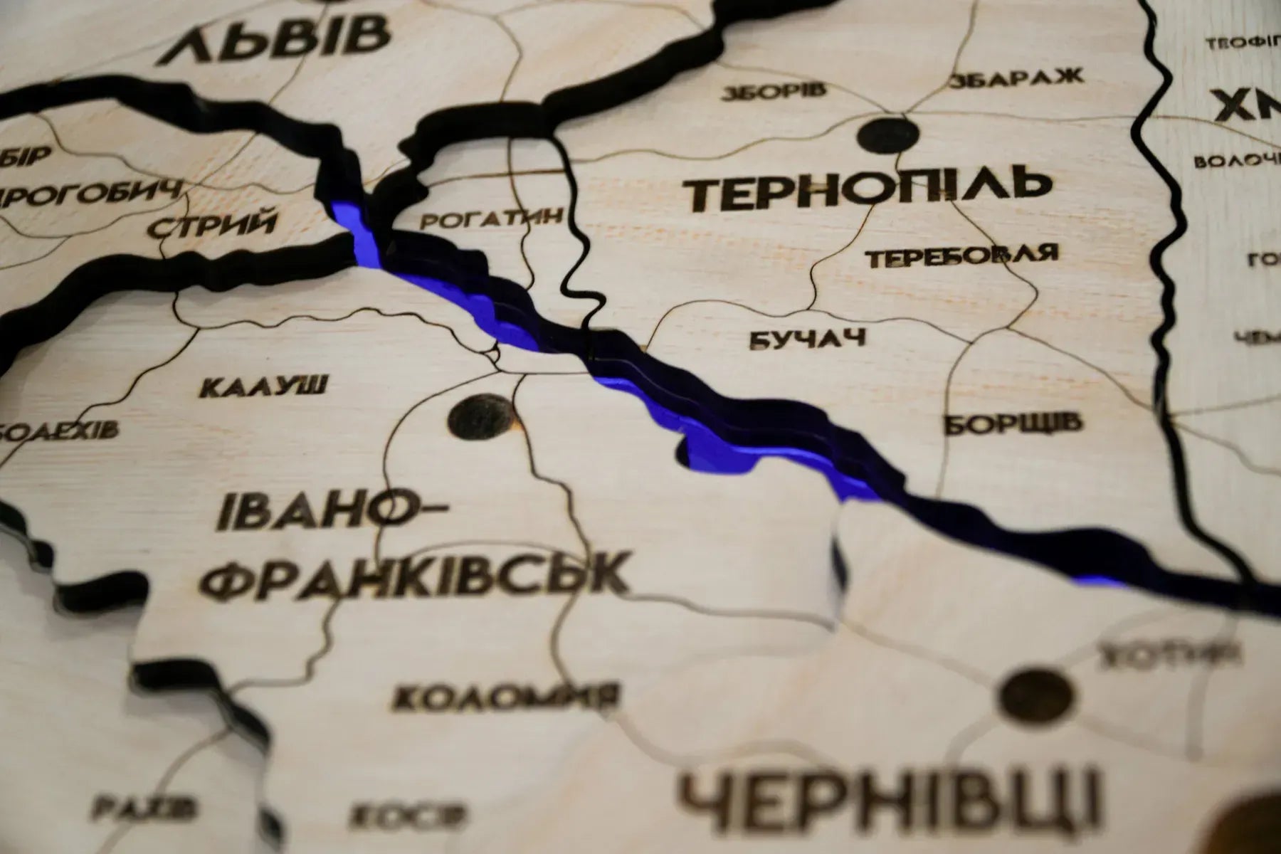 Деталізована карта України з підсвіткою річок та по контуру, колір Natural