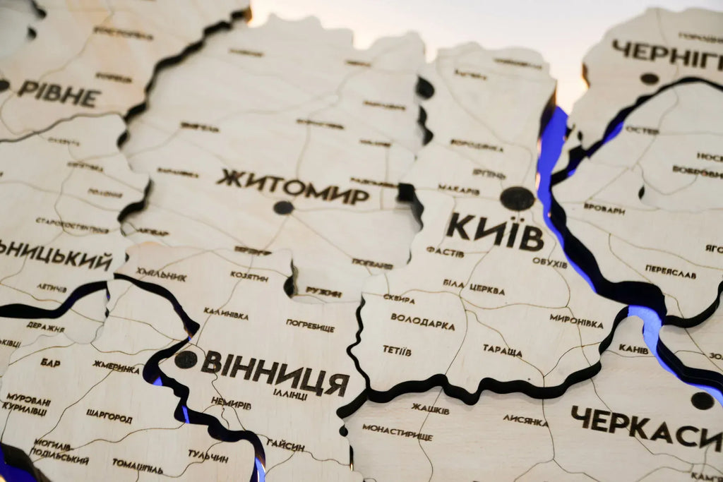 Деталізована карта України з підсвіткою річок та по контуру, колір Natural