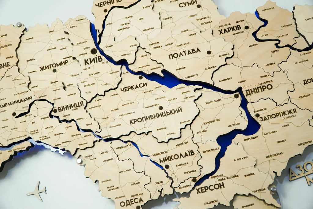 Деталізована карта України з підсвіткою річок та по контуру, колір Natural