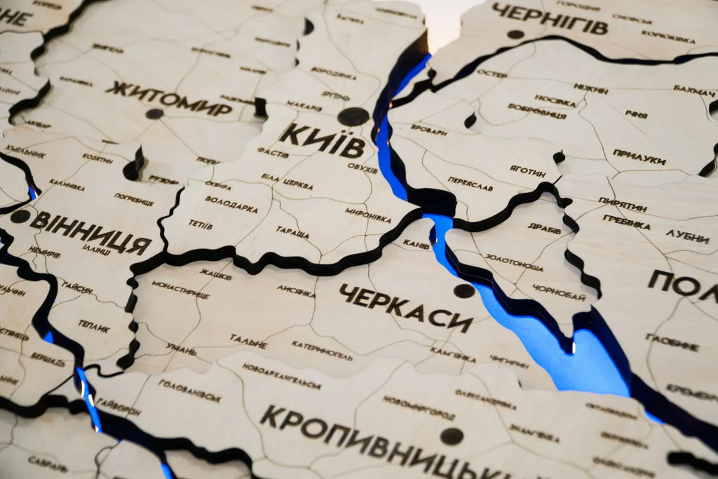 Деталізована карта України з підсвіткою річок та по контуру, колір Natural