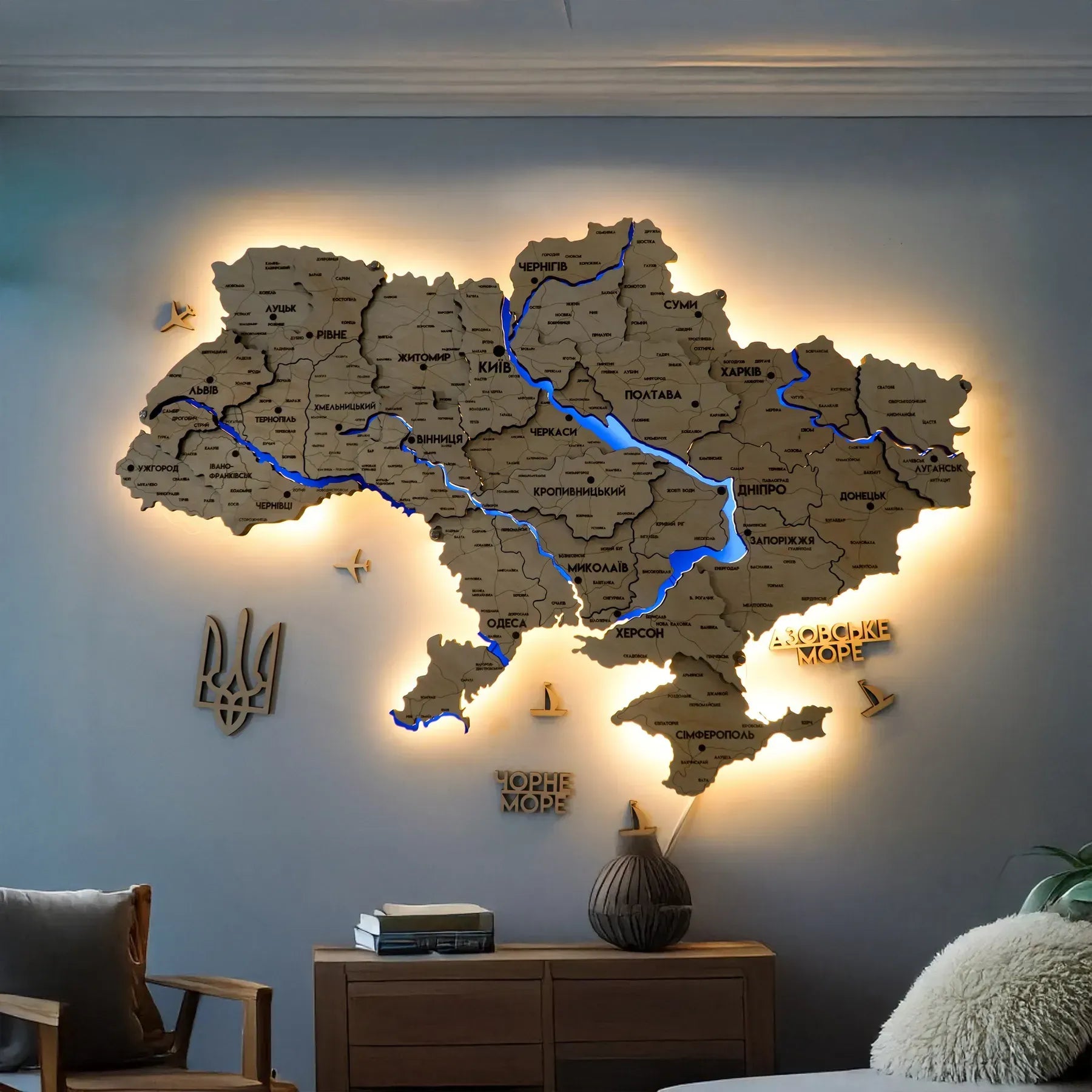 Деталізована карта України з підсвіткою річок та по контуру, колір Natural