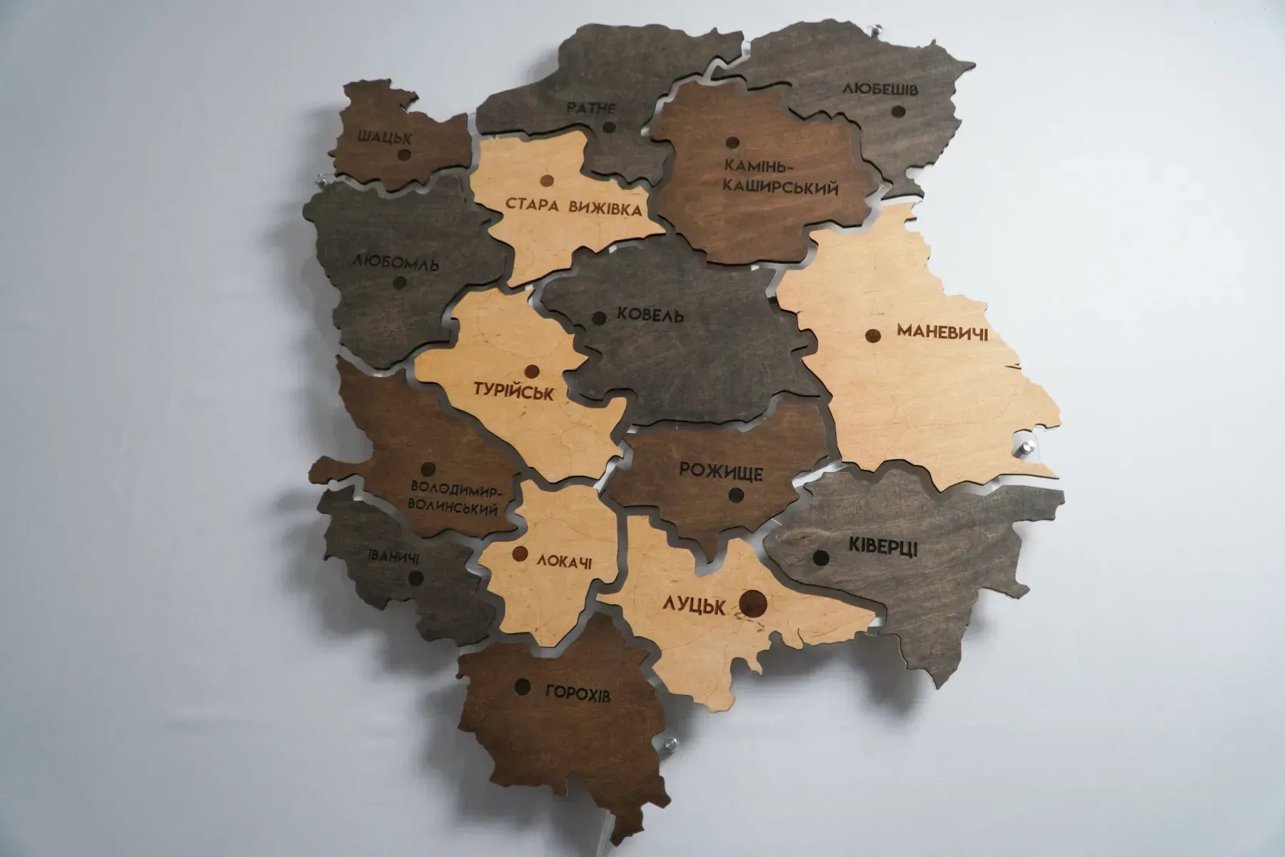 Карта Волинської області на акрилі, з підсвіткою між районами, колір Brute