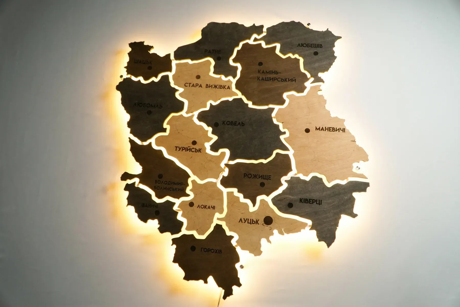 Карта Волинської області на акрилі, з підсвіткою між районами, колір Brute