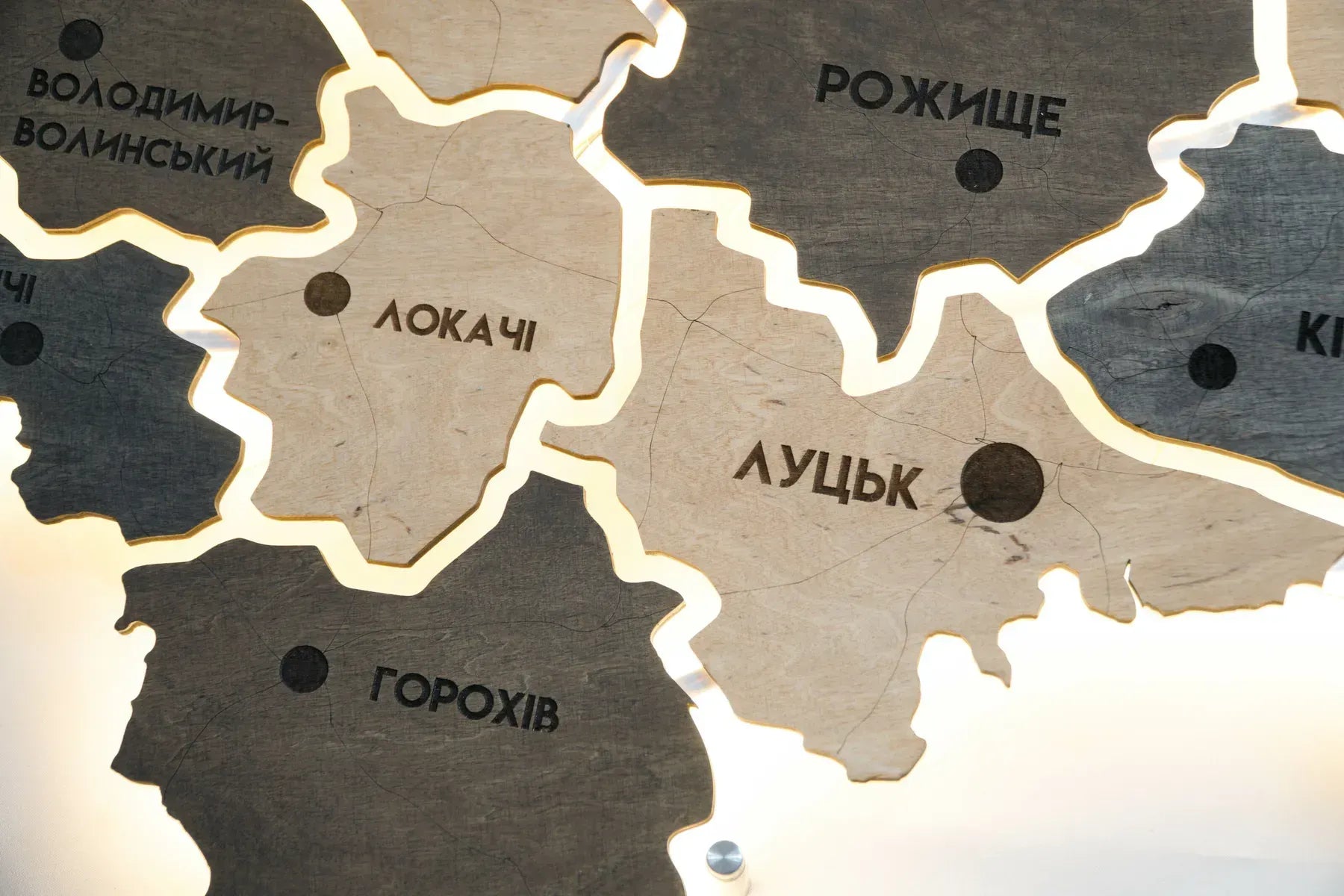 Карта Волинської області на акрилі, з підсвіткою між районами, колір Brute