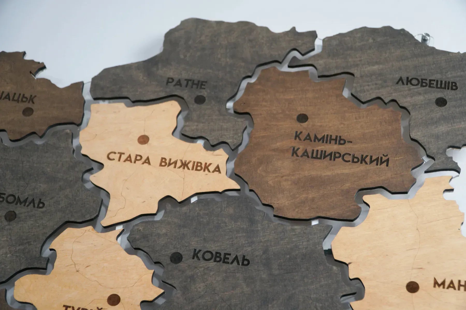 Карта Волинської області на акрилі, з підсвіткою між районами, колір Brute