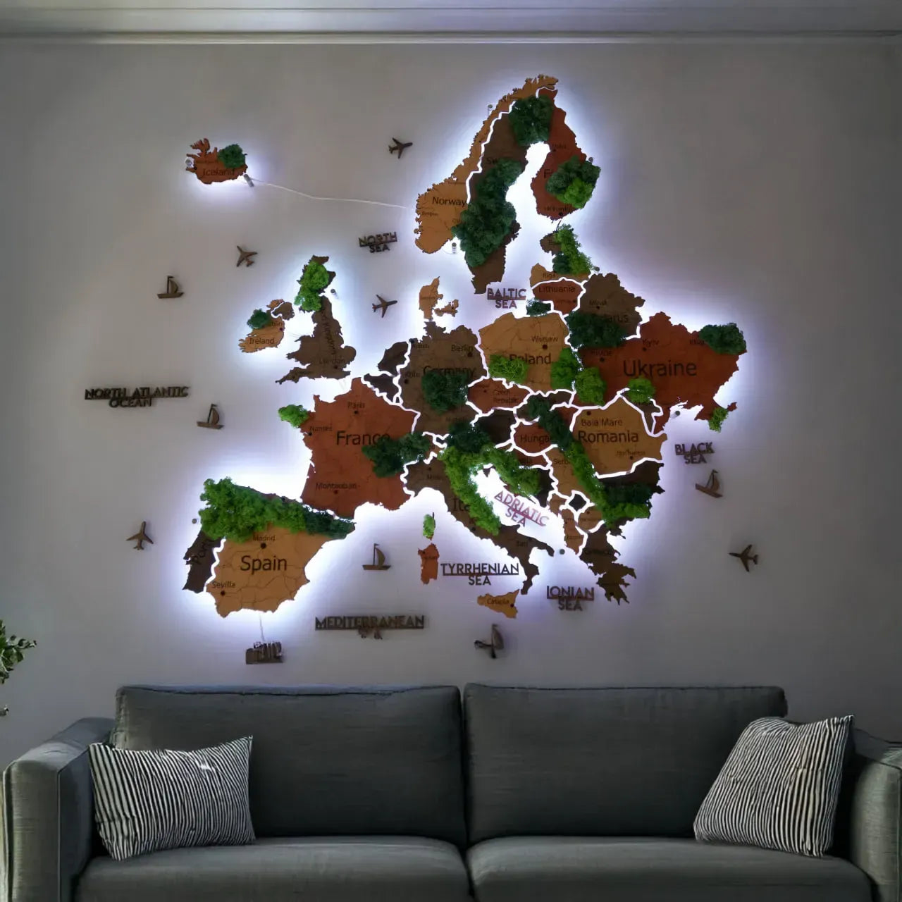 Карта Європи з мохом на акрилі з підсвіткою між країнами колір Warm