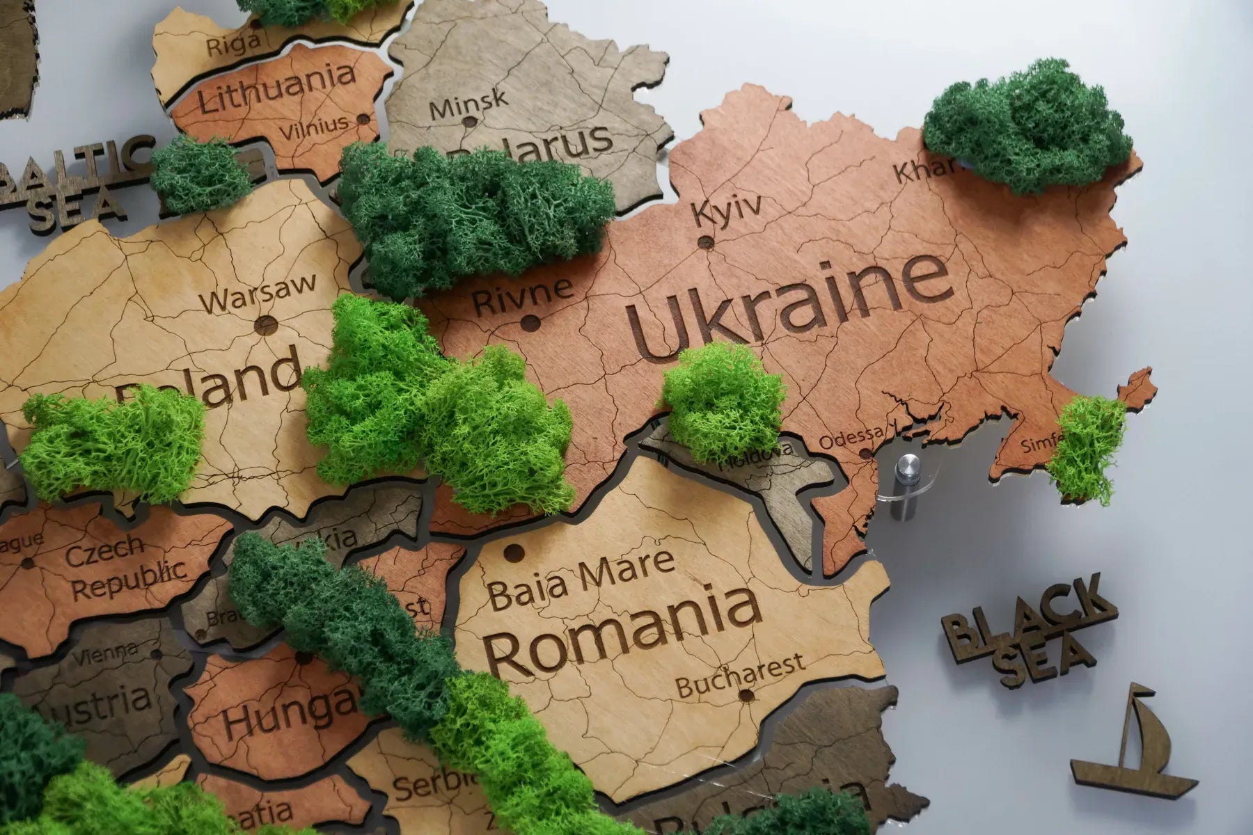 Карта Європи з мохом на акрилі з підсвіткою між країнами колір Warm