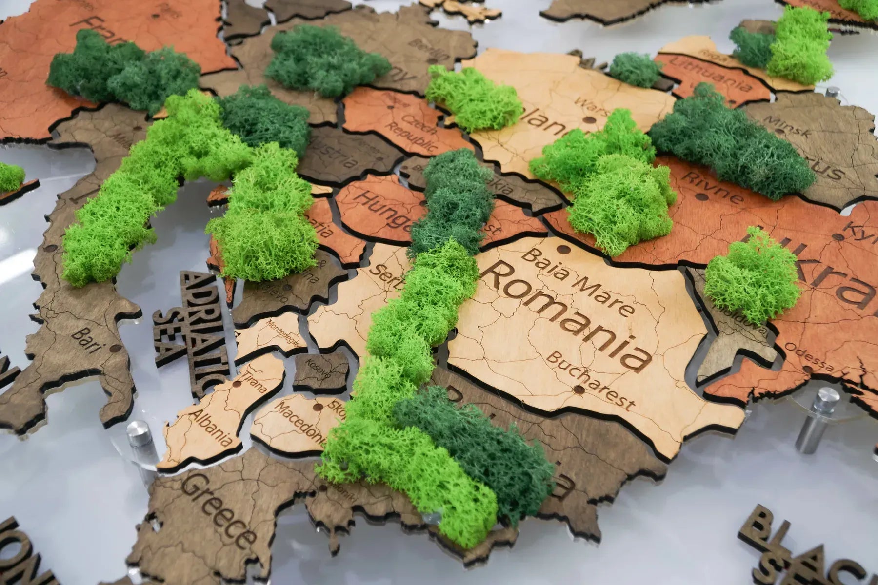 Карта Європи з мохом на акрилі з підсвіткою між країнами колір Warm