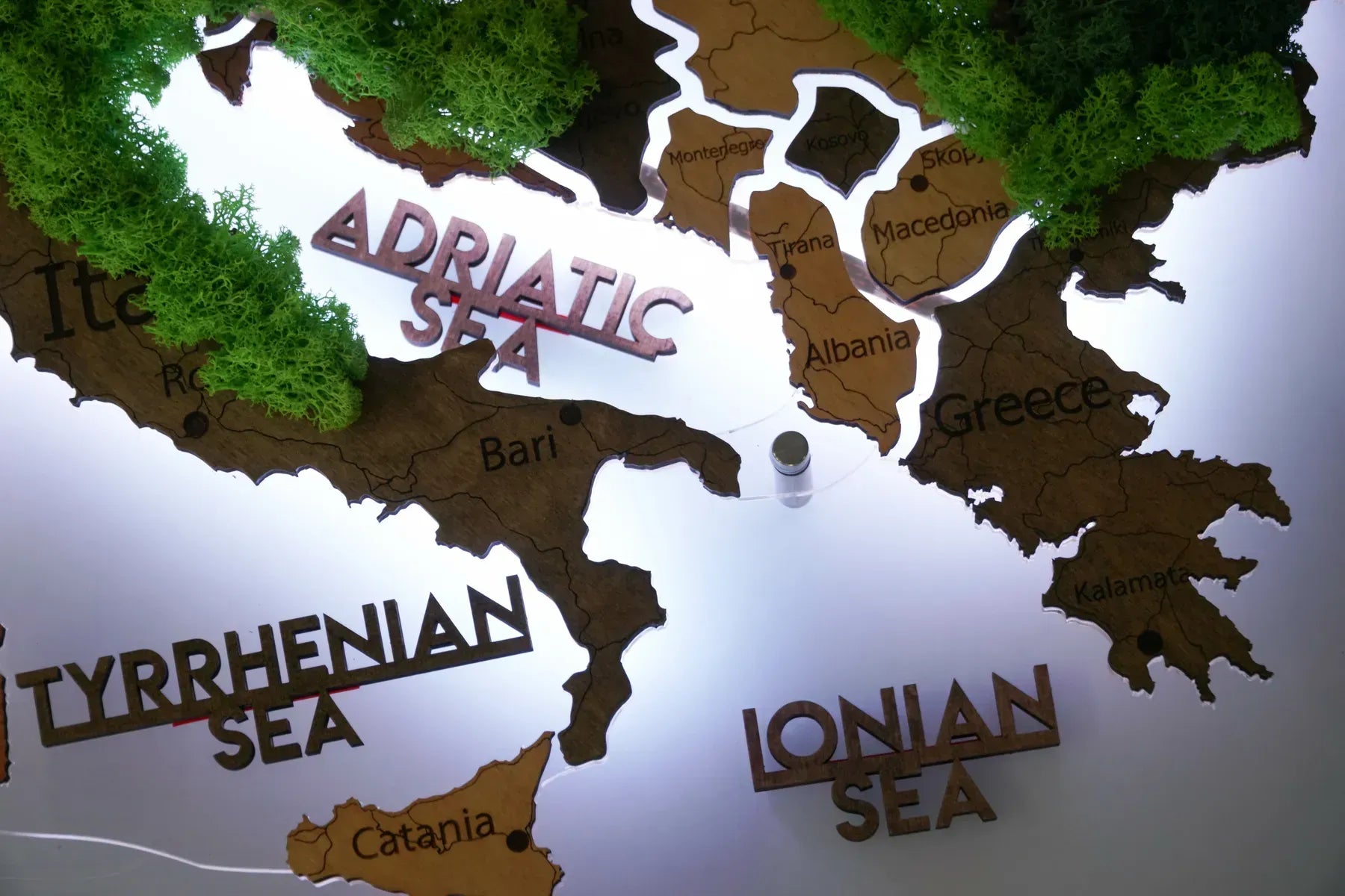 Карта Європи з мохом на акрилі з підсвіткою між країнами колір Warm