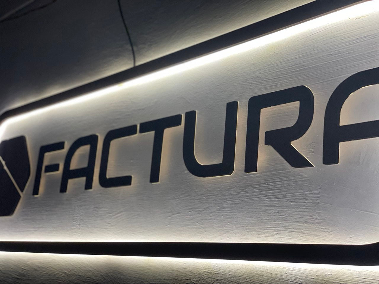 Індивідуальні настінні логотипи з LED-підсвіткою Factura