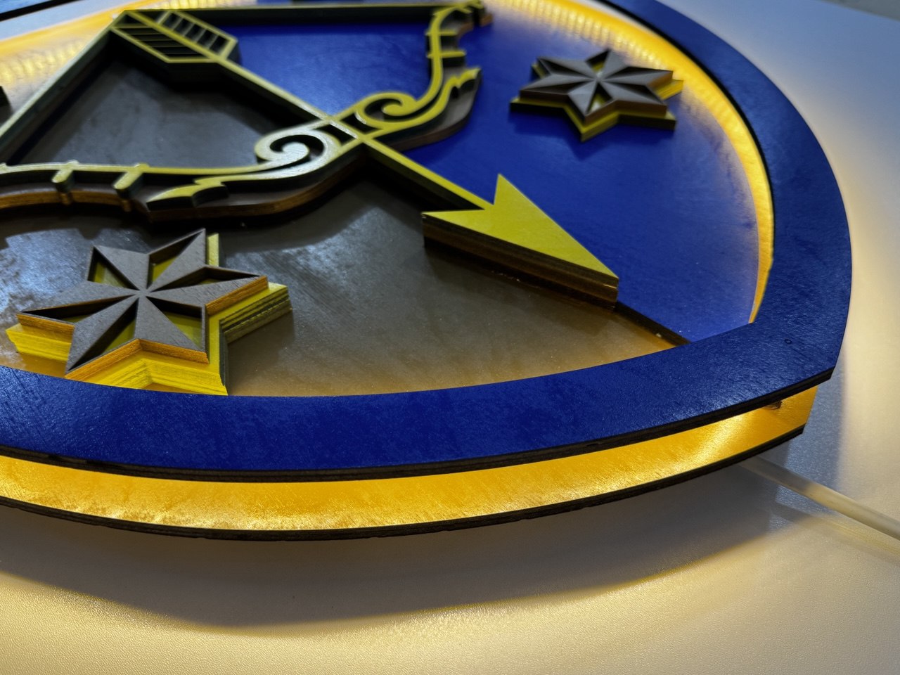 Персоналізований настінний герб з підсвіткою 1