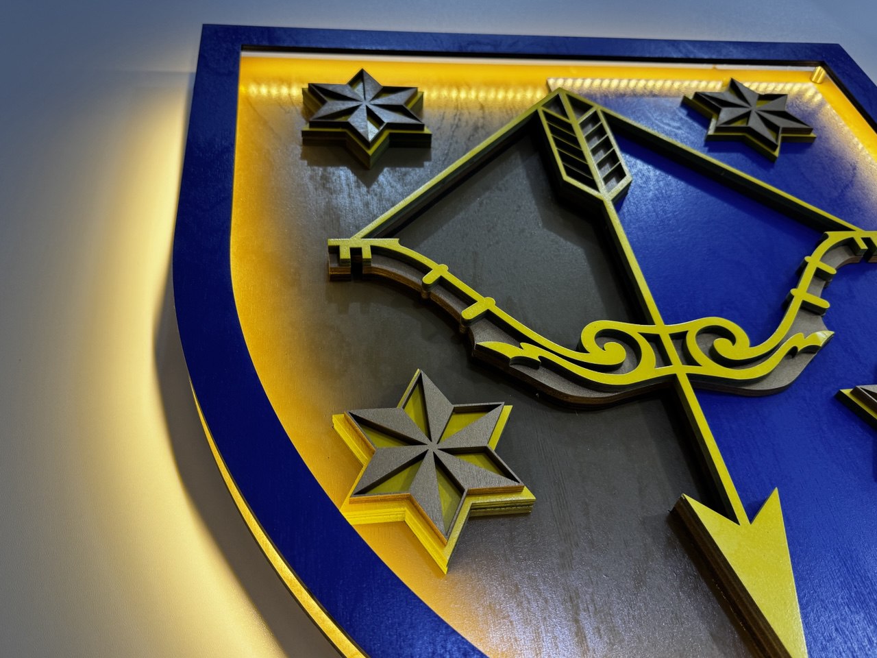Персоналізований настінний герб з підсвіткою 1