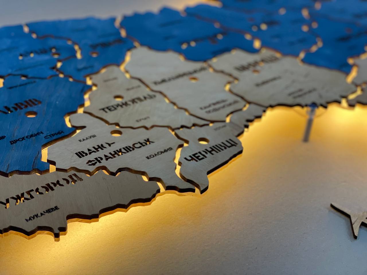 Карта України на акрилі з підсвіткою між областями колір Flag 2