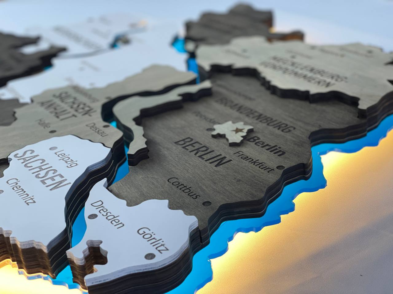 Багатошарова карта Німеччини з підсвіткою річок колір Black&White