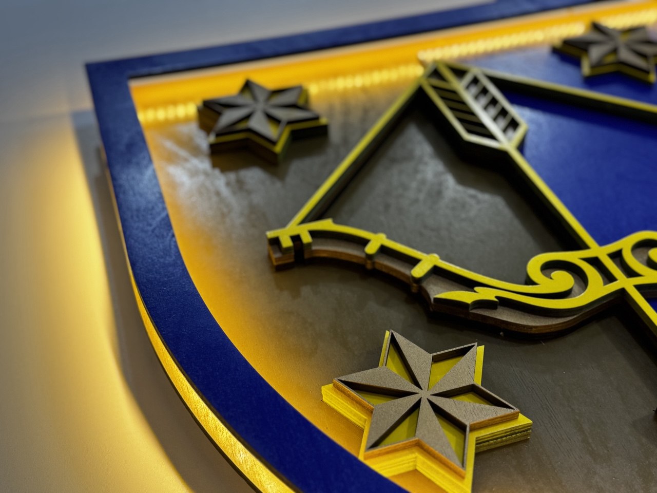 Персоналізований настінний герб з підсвіткою 1