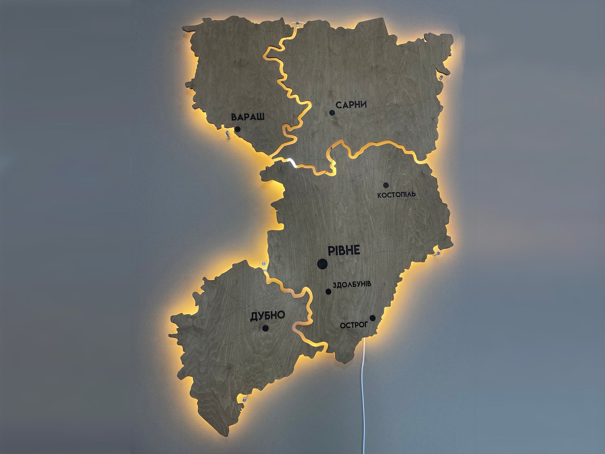 Карта Рівненської області на акрилі, з підсвіткою між районами, колір Сосна